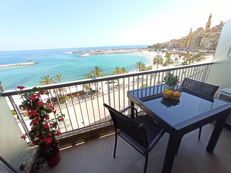 APPARTEMENT TERRASSE VUE MER Sea view terrace apartment \ 1 Porte de France, 06500 Menton