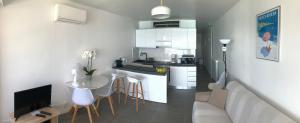 APPARTEMENT TERRASSE VUE MER Sea view terrace apartment \