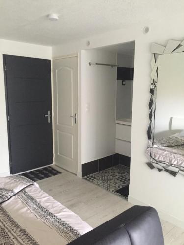 Appartement très proche naturiste, chic, piscine