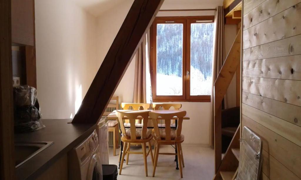 Appartement type chalet F2 duplex 38 St Véran, 05350 Le Raux