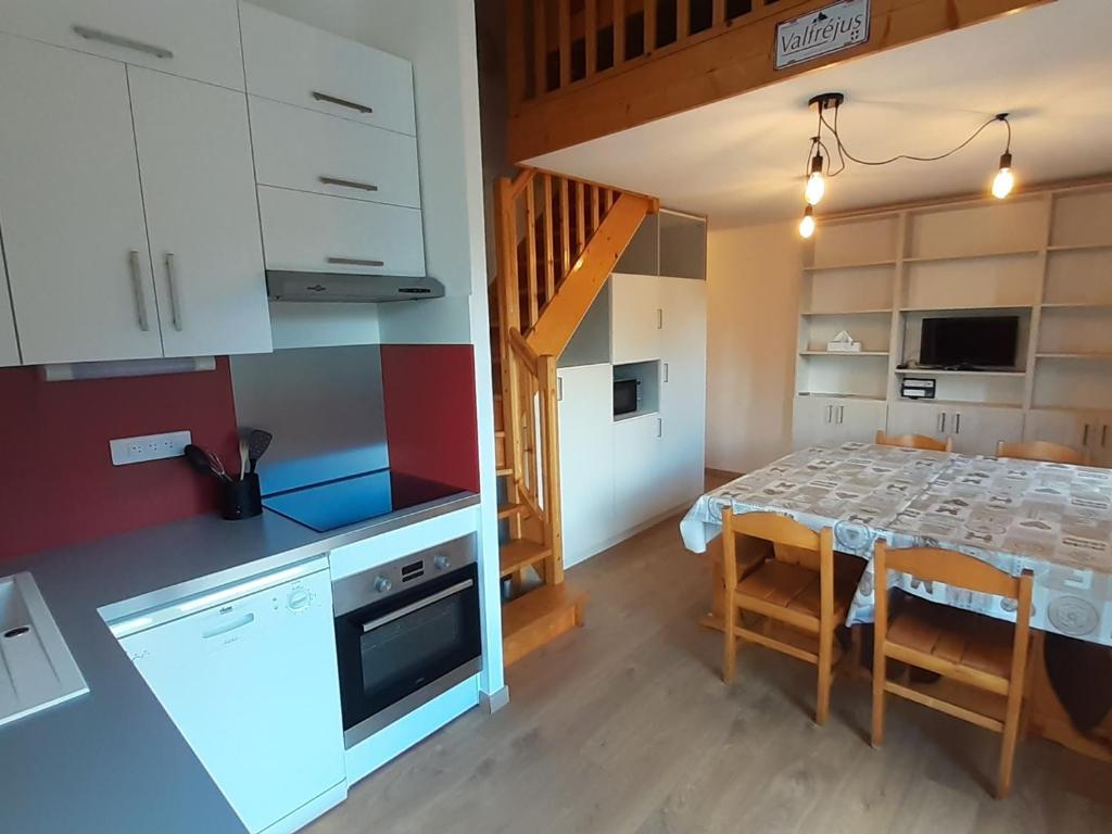 Appartement Valfréjus, 6 pièces, 12 personnes - FR-1-265-179 Rue Du Petit Arrondaz -  -, 73500 Valfréjus