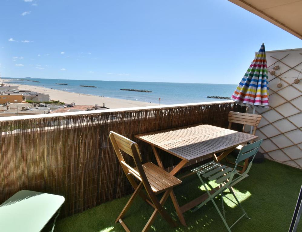 Appartement Appartement Valras 1ere ligne vue mer résidence Zéphyrs Cours Jean Gau 18 Avenue des Élysées 34350 Valras-Plage