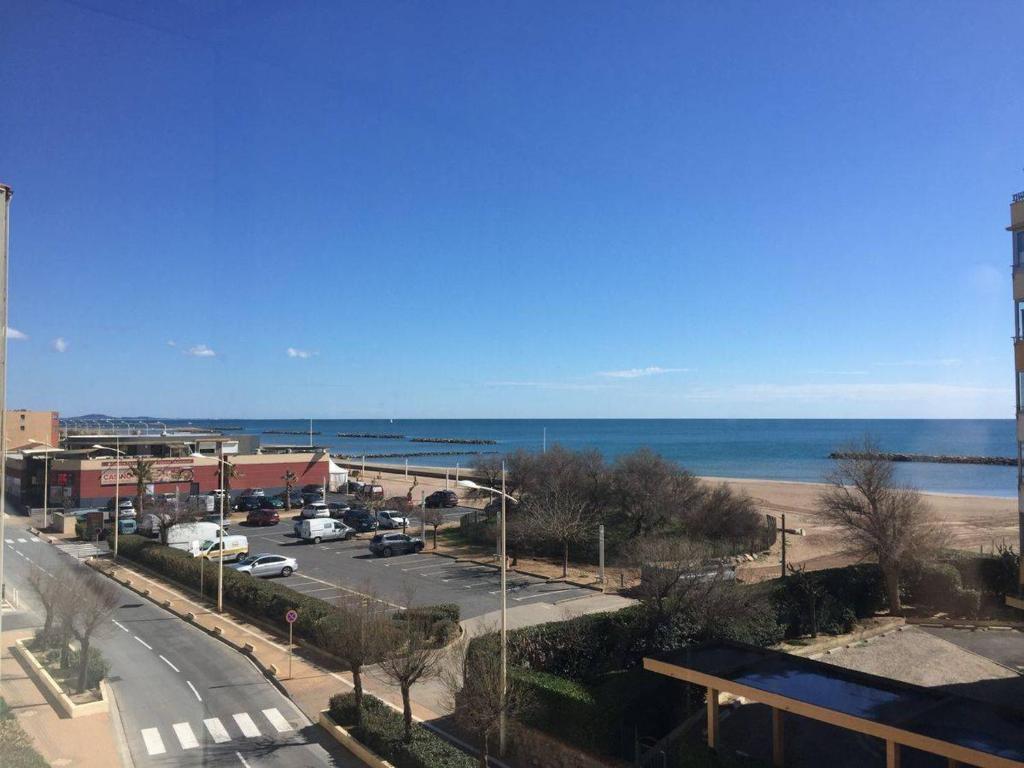 Appartement Appartement Valras-Plage, 2 pièces, 4 personnes - FR-1-701-17 13 BIS AVENUE DES ELYSÉES APPT 60 AU 3EME ETAGE 34350 Valras-Plage