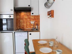 Appartement Vars, 1 pièce, 3 personnes - FR-1-330B-81