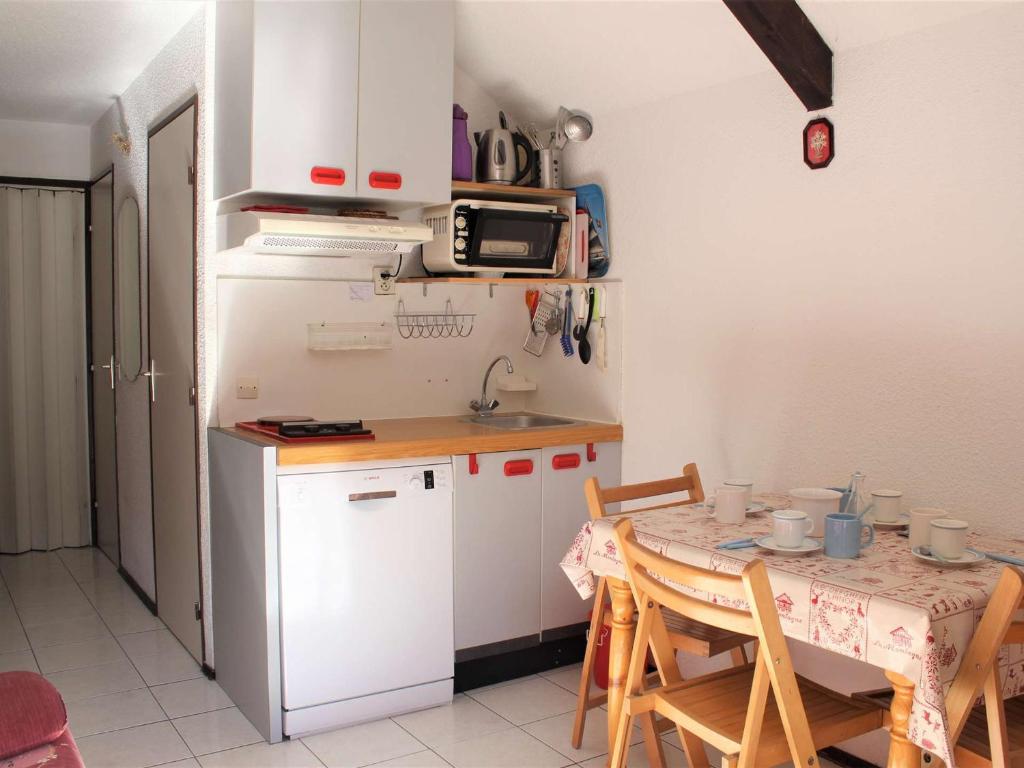 Appartement Appartement Vars, 2 pièces, 4 personnes - FR-1-330B-69 Résidence Les Colchiques Sainte Marie 05560 Vars