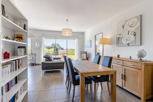 Appartement vue mer, 3 chambres, climatisation, WiFi, plage à pied