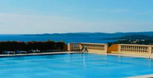 Appartement Vue mer Golf de St Tropez avec piscine 4 personnes