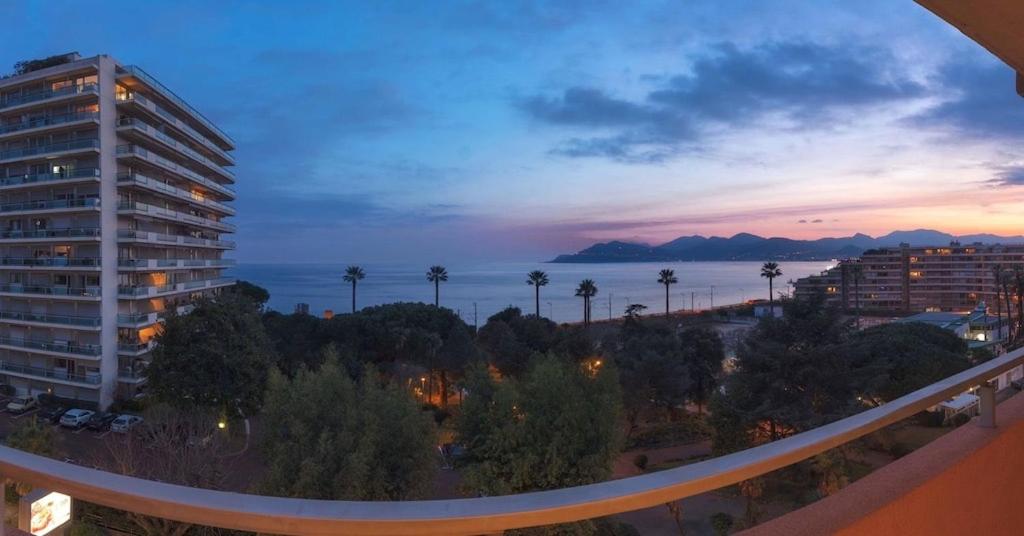 Appartement vue mer imprenable à 80m de la plage 2 Avenue Francis Tonner, 06150 Cannes