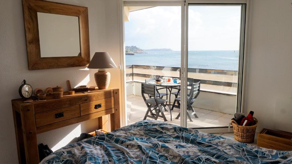 Appartement VUE SUR MER avec WIFI et terrasse à PERROS-GUIREC Ref-816 12 rue Ernest Renan, 22700 Perros-Guirec