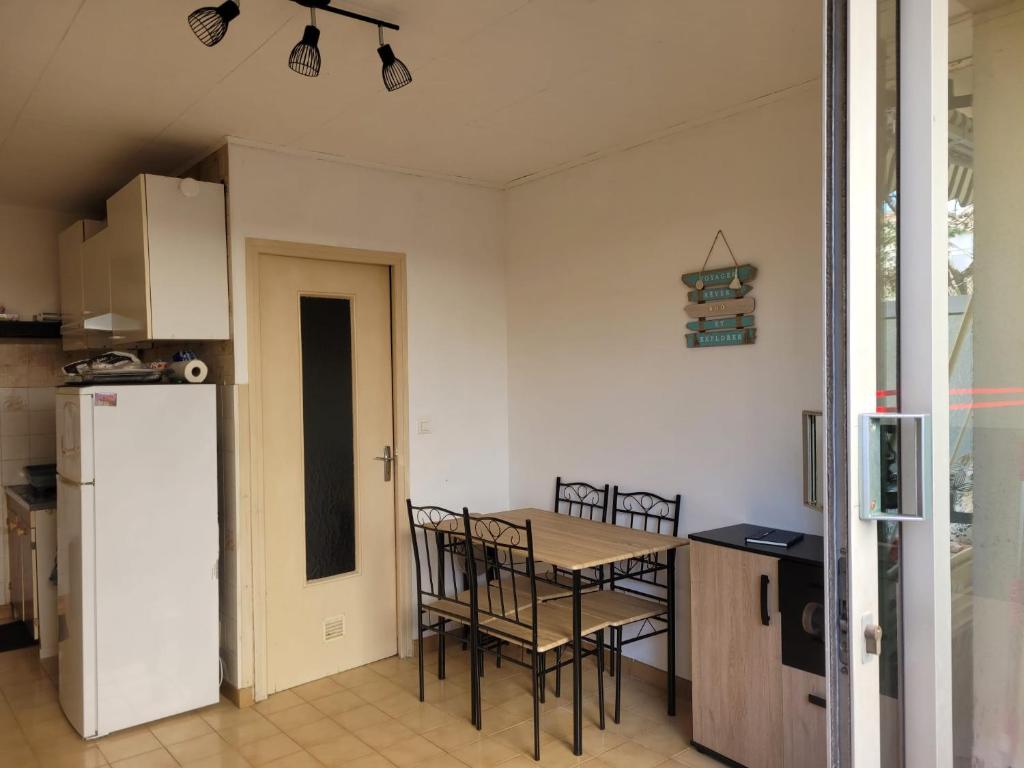 Appartement1 avec terrasse au calme, proche centre ville et plage Appartement 1 303 Rue Vincent, 30240 Le Grau-du-Roi