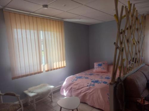 Apprt cosy 2 pers. Avec poele et propriete grillagee securisee