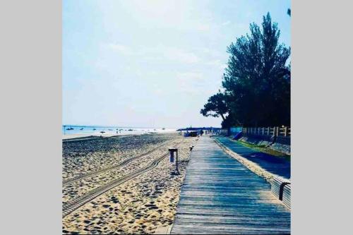 appt 2 chambres calme,clim, plage et gare proche pkg
