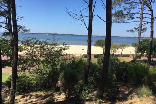 appt 2 chambres calme,clim, plage et gare proche pkg