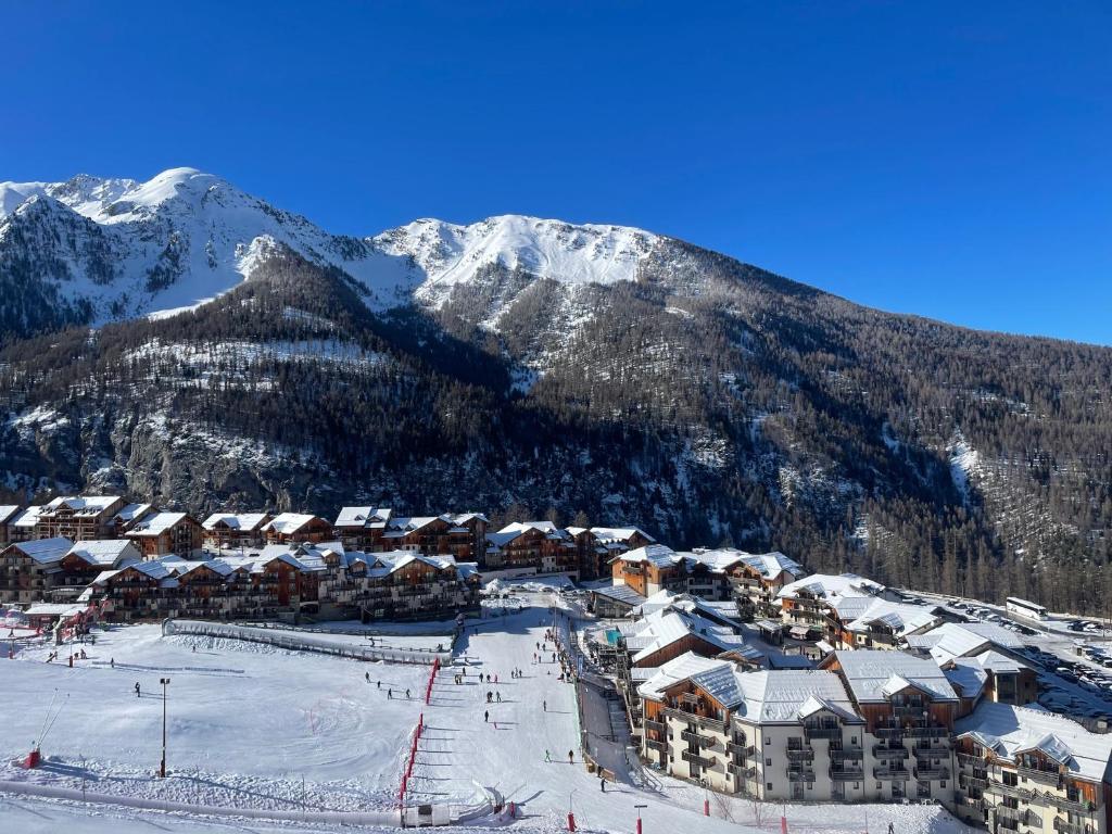 Appt 4 a 6 pers aux pieds des pistes Les terrasses du soleil d or résidence avec piscine Impasse des Gentianes, 05200 Les Orres