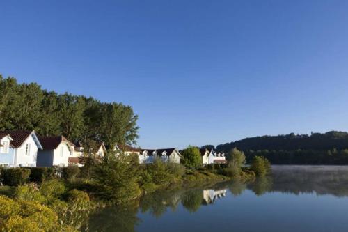 Appt HAMEAU DU LAC (apt 142) avec piscine et vue sur le lac
