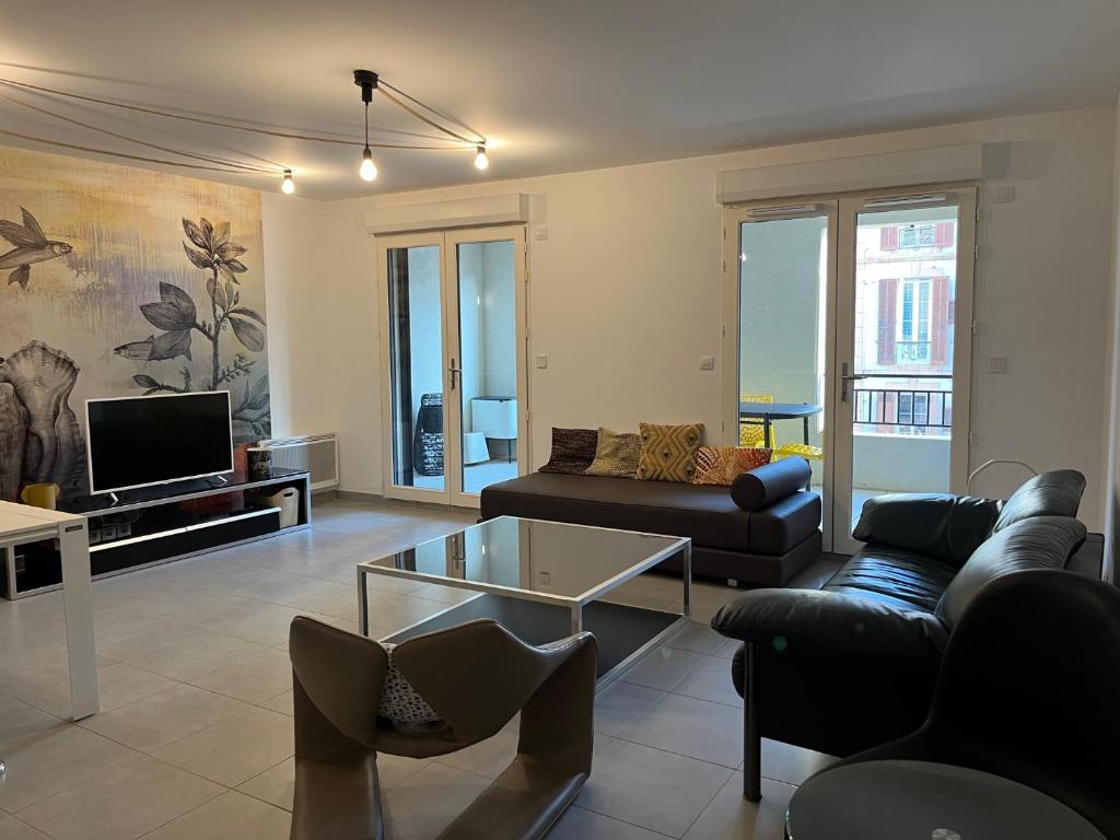 Appartement APPT HYERES CASINO 2CH 2 TERRASSES PARKING 1 Avenue Jean Jaurès 83400 Hyères