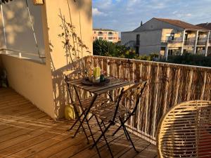 Appartement Appt lumineux et paisible 2ch Balcon Parking BAT SUR LA DROITE ENTREE 5 2EME ETAGE 24 Rue Eugénie 83400 Hyères Provence-Alpes-Côte d\'Azur