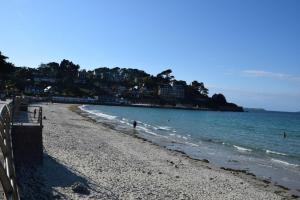 Appt Perros Guirec sur plage Trestraou et côte granit rose