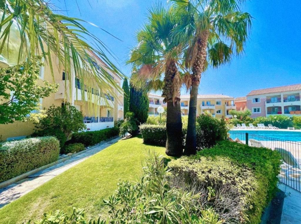 Appartement Appt standing golf de st Tropez Bd des oliviers résidence le village varazur 83380 Les Issambres