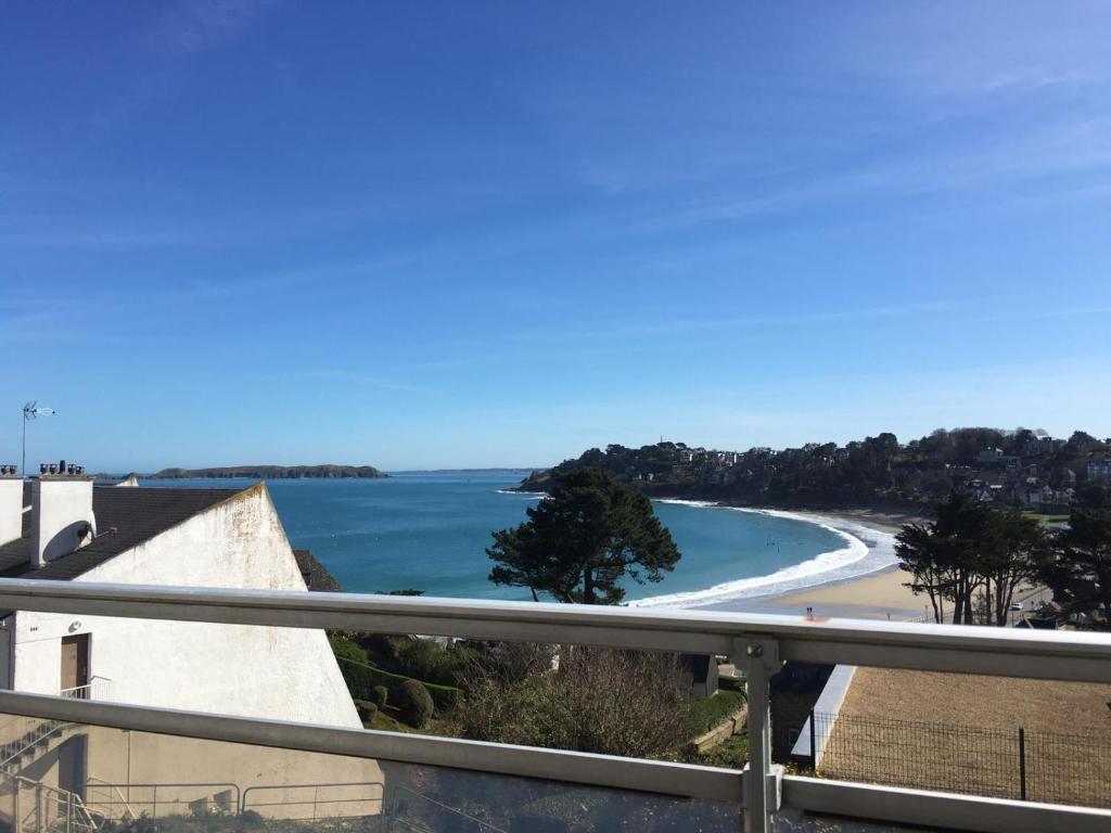 Appartement Apt 204, Vue Mer, Accès plage Trestraou, Perros-Guirec Appartement 204, Résidence Kreiz al lann Rue de Kreiz al Lann 22700 Perros-Guirec