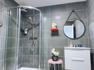 Apt 67m2 hyper centre: 2 chambres, cuisine TV wifi