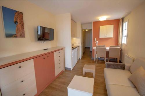 Apt At 2 Steps From The Sea Residence With Pool