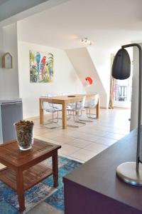 Apt Design And Cosy With Balconies Near The Beach