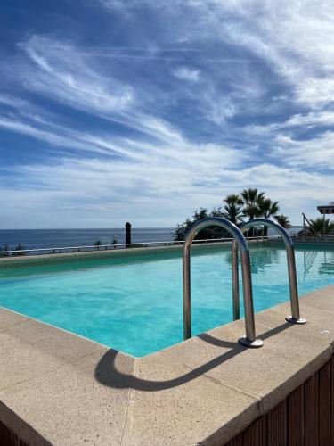 Apt Golfe Juan - 5min des plages - Parking privée - Piscine Rooftop
