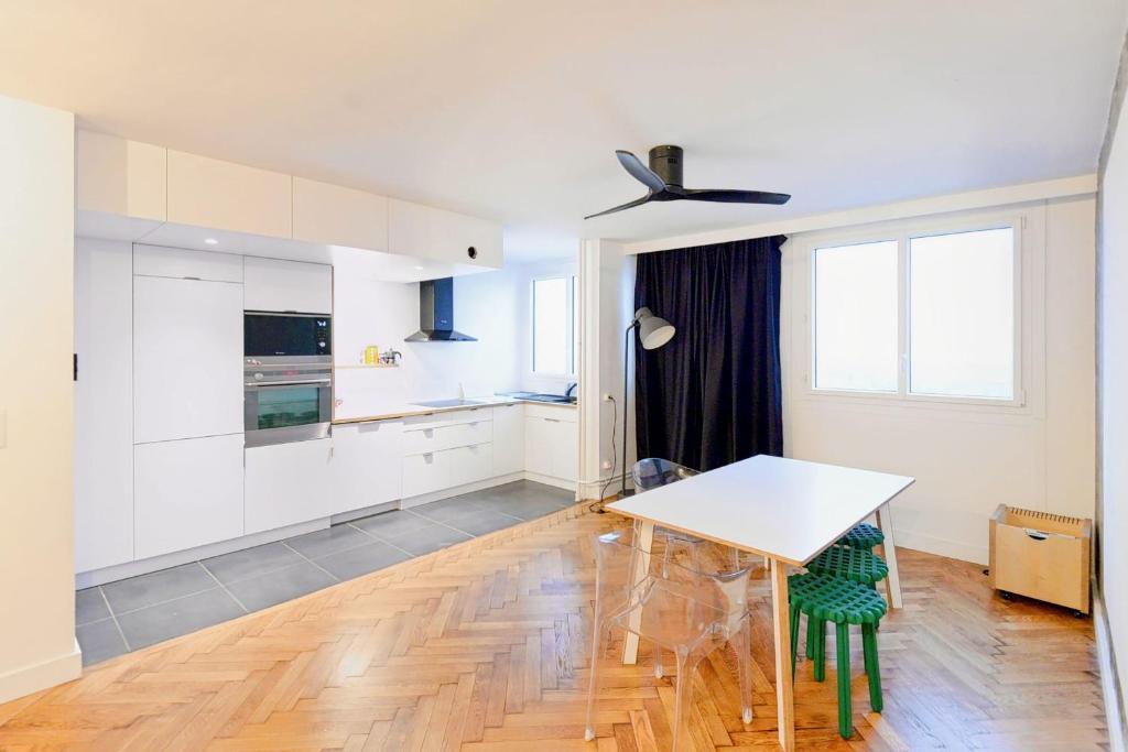 Apt in height on the CANAL - VIEW on all PARIS 75 quai de seine, 75019 Paris