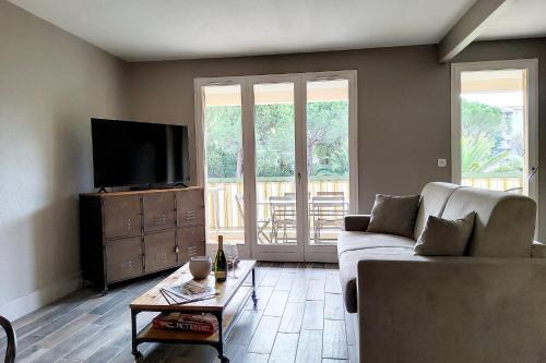 Apt in residence with pool Tennis court
