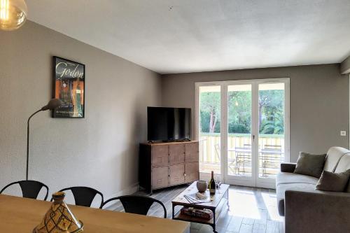Apt in residence with pool Tennis court