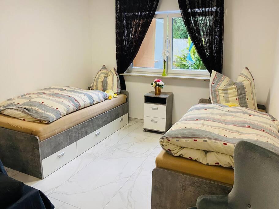 Apt. SIMS bei Stuttgart Flughafen/Metzingen 2-6 person 15 Plieninger Straße, 71144 Steinenbronn