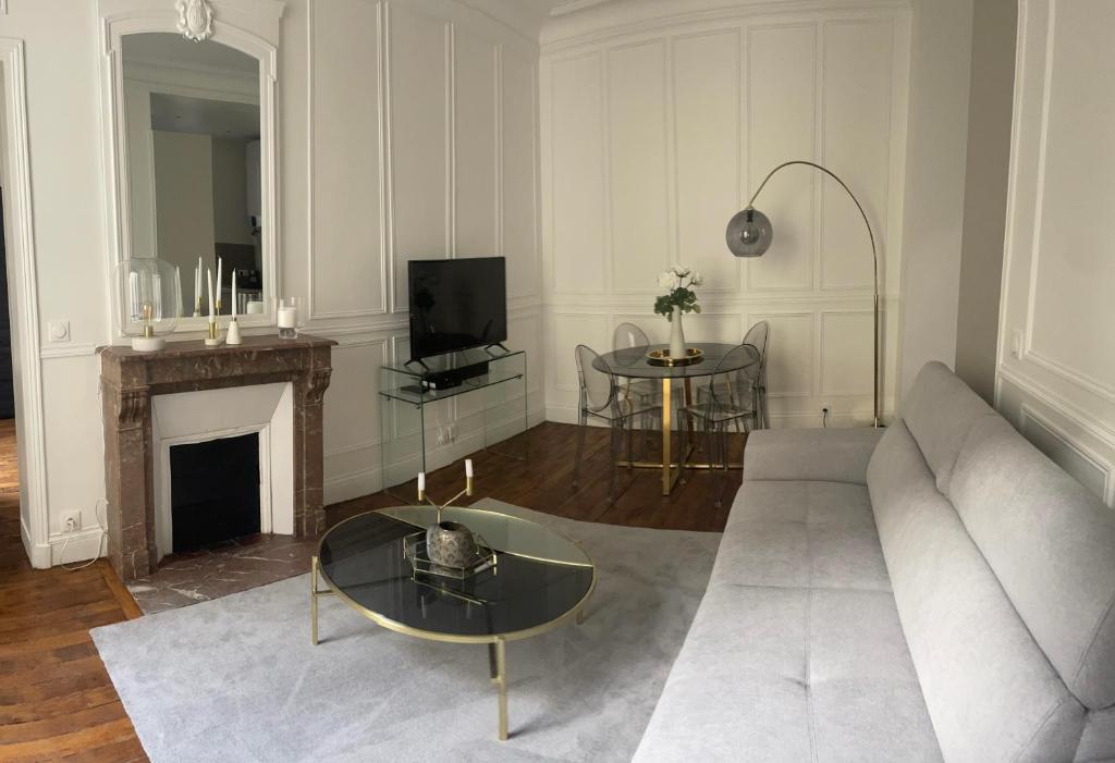 Arc de triomphe, Champs Elysées, Foch Avenue Luxury apartment 12 Rue Lalo, 75116 Paris