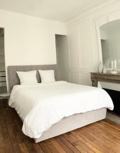 Arc de triomphe, Champs Elysées, Foch Avenue Luxury apartment