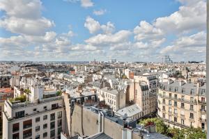 ARC DE TRIOMPHE/PALAIS DES CONGRES/AMAZING VIEW