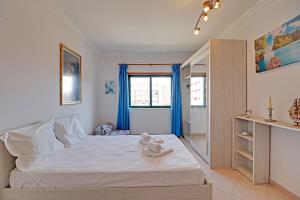 Armacao de Pera Central by Homing