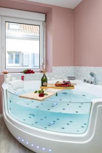 Appartement @Romantic Suite & Spa @Jacuzzi @ Parking gratuit @ 10 Rue des Brasseurs 68200 Mulhouse Alsace