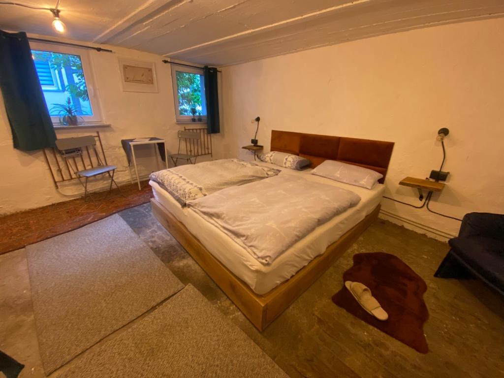 Art Boutique Apartment im historischen Stadtkern von Menden 17 Ostwall Eingang Holztür links vom Haus, 58706 Menden