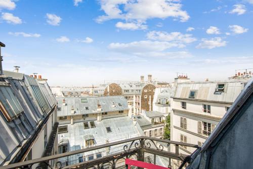 Artist workshop with terrace on Paris roofs close to Montmartre - Welkeys