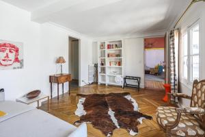 Artist workshop with terrace on Paris roofs close to Montmartre - Welkeys