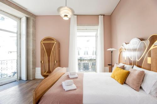 Artistic 2BR Flat Downtown w/ AC by LovelyStay