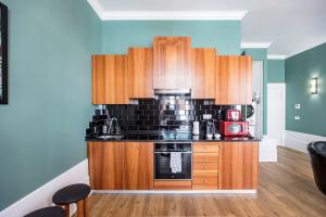 Artistic 2BR Flat Downtown w/ AC by LovelyStay