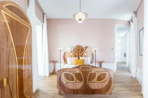 Artistic 2BR Flat Downtown w/ AC by LovelyStay