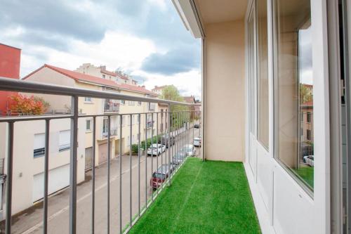 Atmosphere Cosy Grange-Blanche : balcon et calme