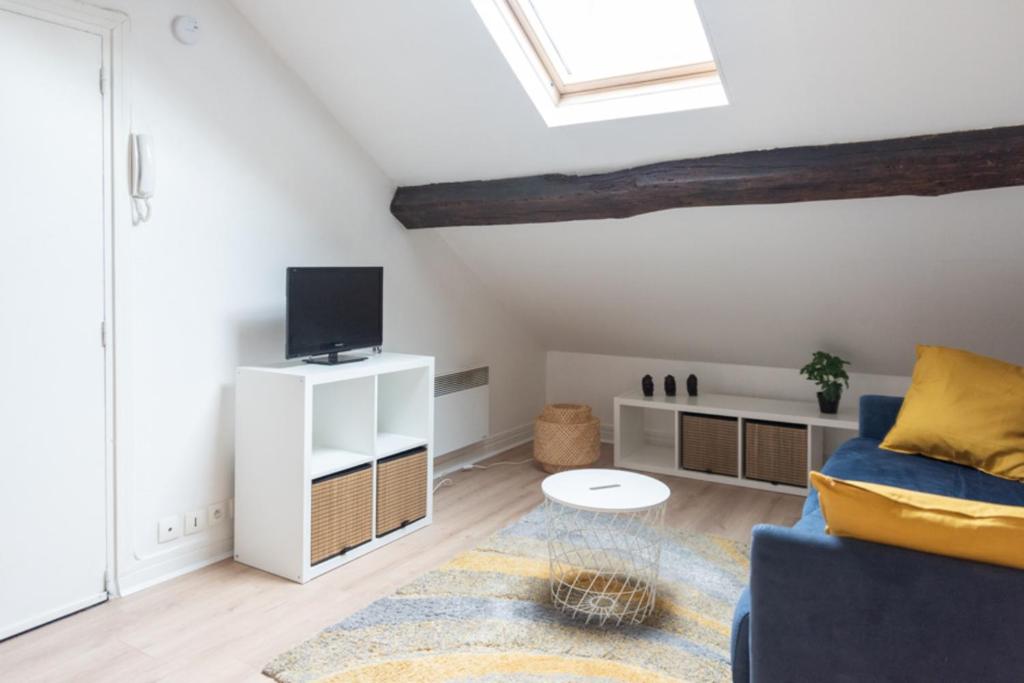 Attic apartment with exposed beams 2 Rue de l'Alouette, 94160 Saint-Mandé