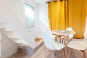 Atypical tiny house of 40m2 looking over a garden in the center of Cannes