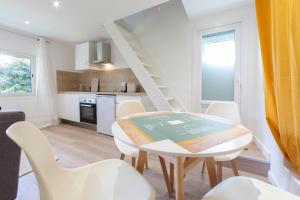 Atypical tiny house of 40m2 looking over a garden in the center of Cannes