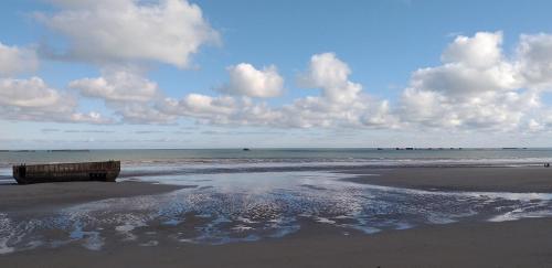 AU 13 : FENETRES SUR ARROMANCHES