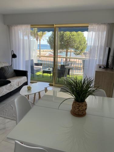 Appartement Au bord de la mer, vue plage , piscine, parking Cagnes-sur-Mer france