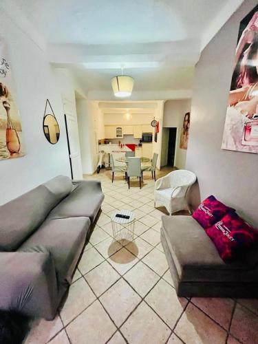 Au cœur de Cannes, à l’angle de la rue d’Antibes